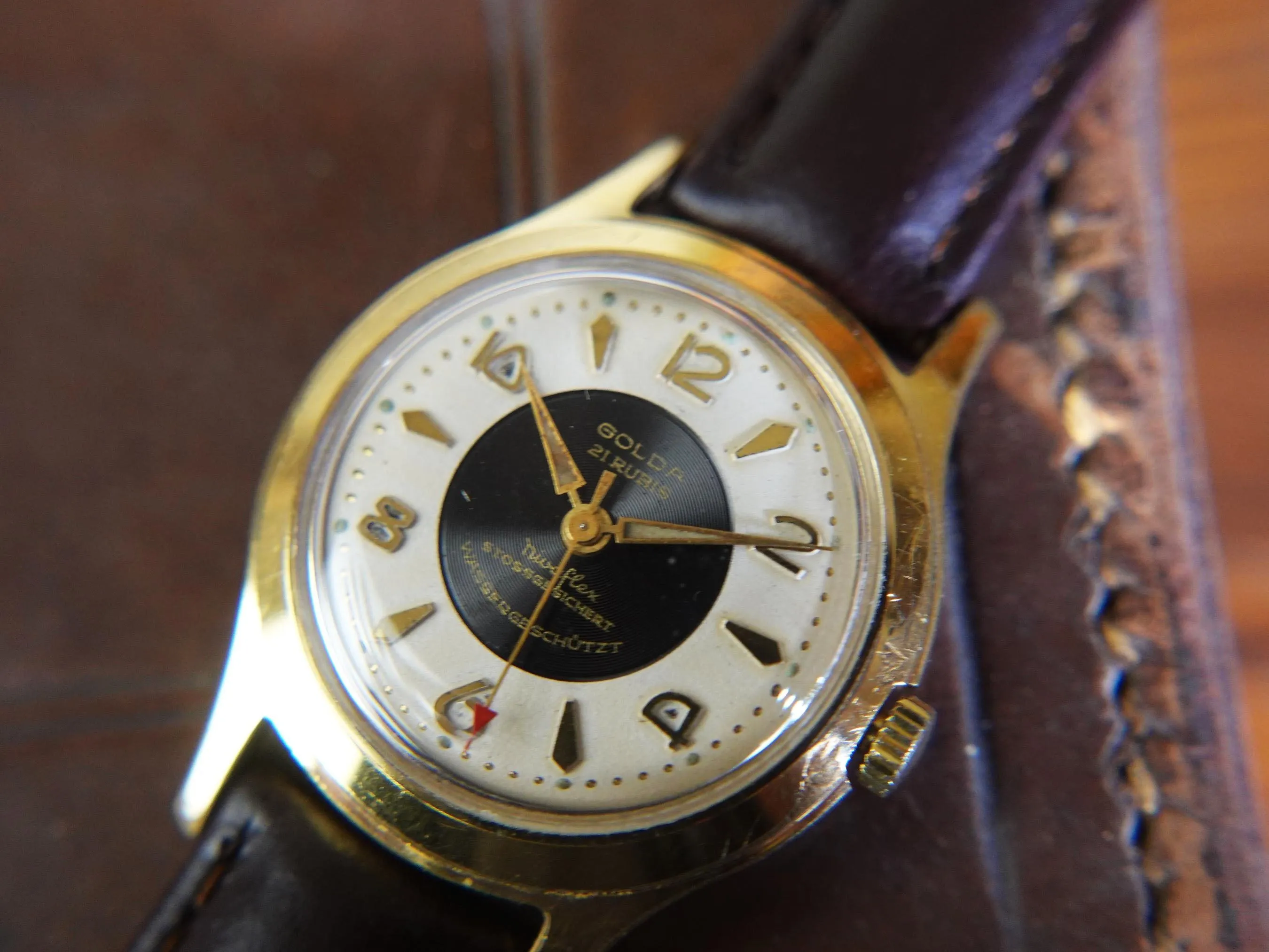Vintage Golda  21 Jewel Mens Watch - Working