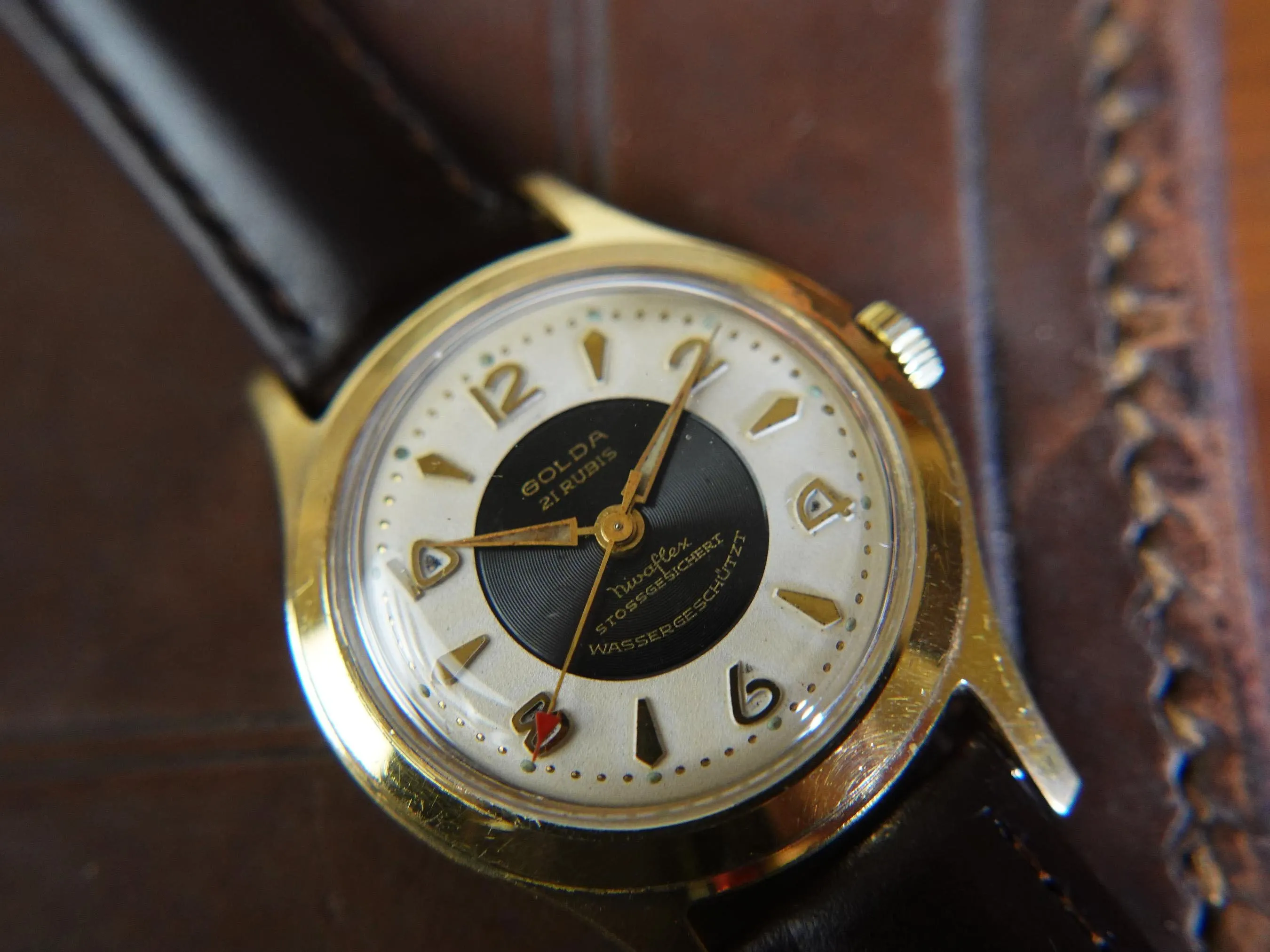 Vintage Golda  21 Jewel Mens Watch - Working